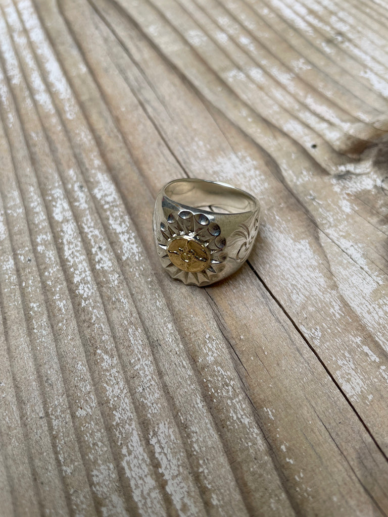 First Arrow's Stamp Stand Sun and Arabesque carving Ring with K18