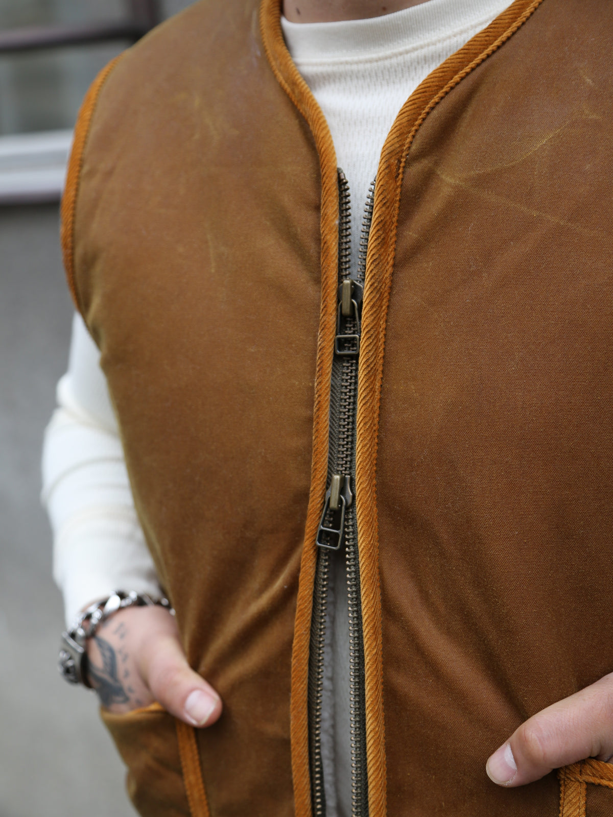 Fleurs de Bagne Gilet Discipline – Gold Wax Halley Stevenson / White Fur (W23-011M)