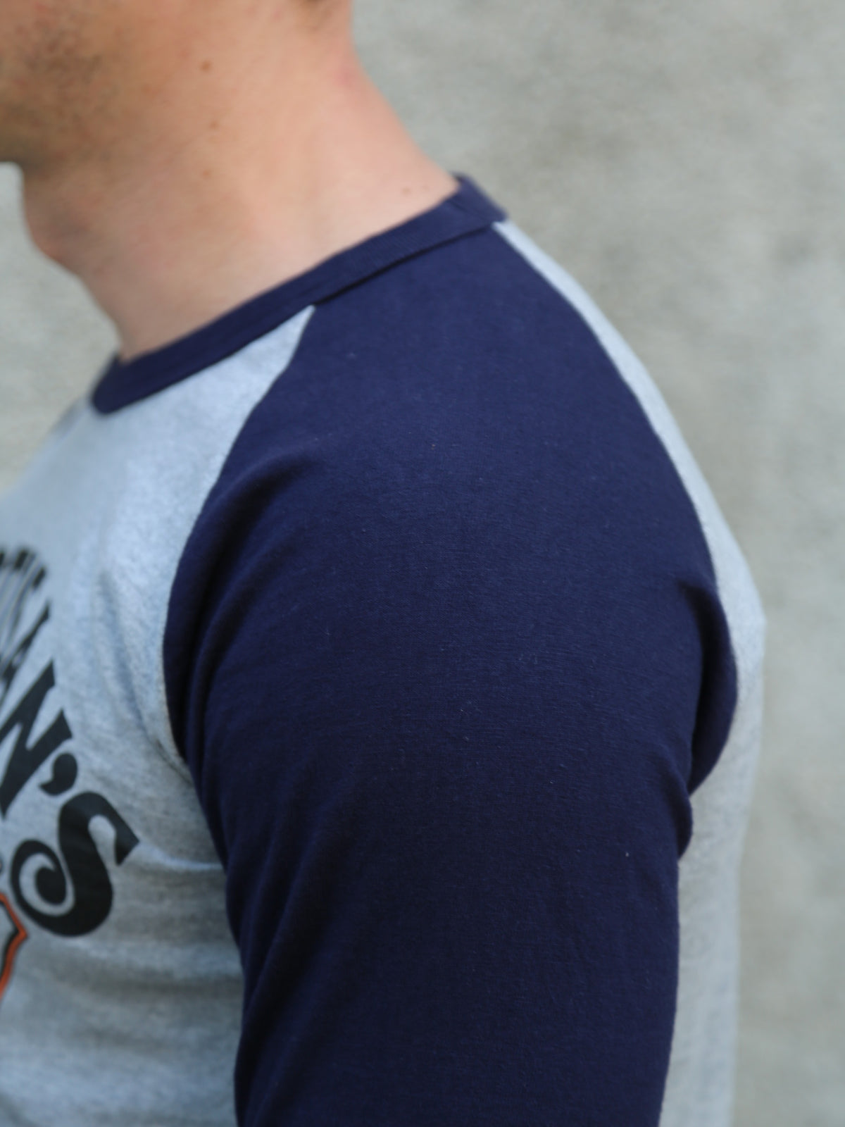 Studio d'Artisan Raglan Sleeve T-Shirt "Satisfaction" – Magenta/Navy (8162A)