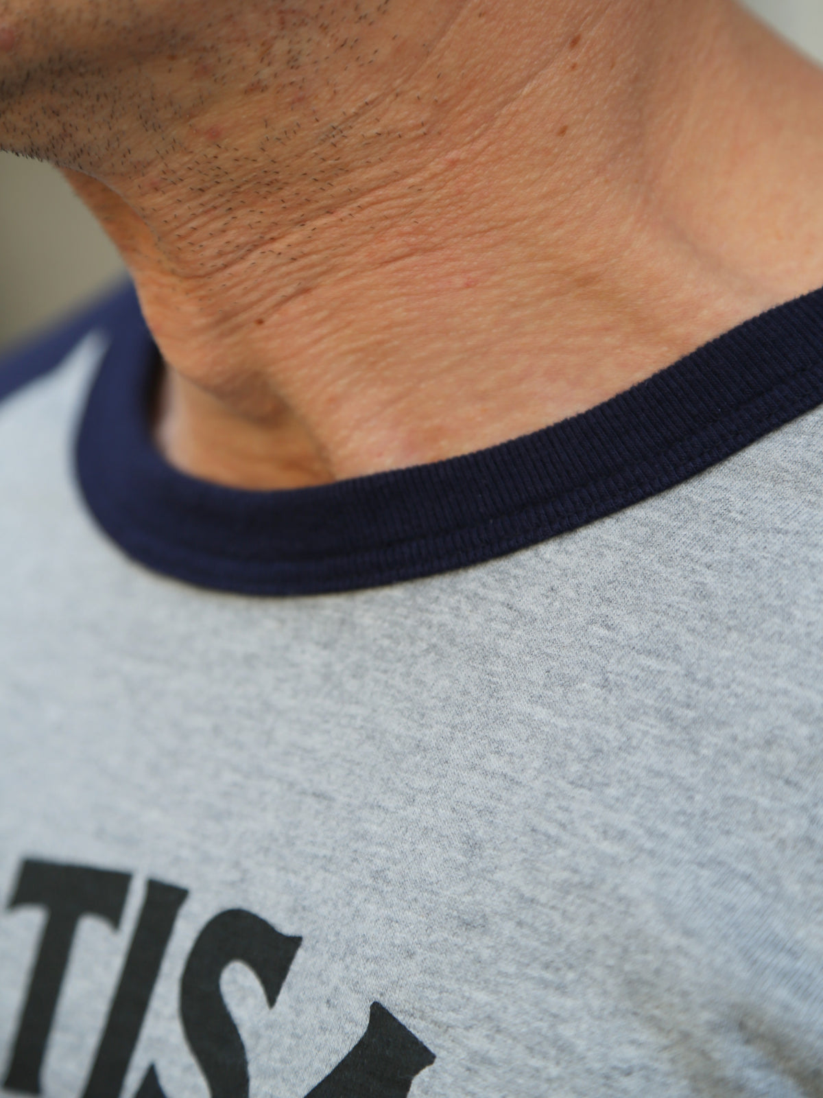 Studio d'Artisan Raglan Sleeve T-Shirt "Satisfaction" – Magenta/Navy (8162A)