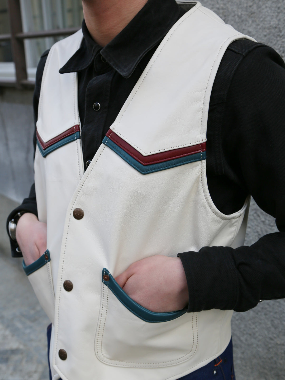 Indigofera Mahan Leather Vest – White Navak/White Teacore (7101-933-99)