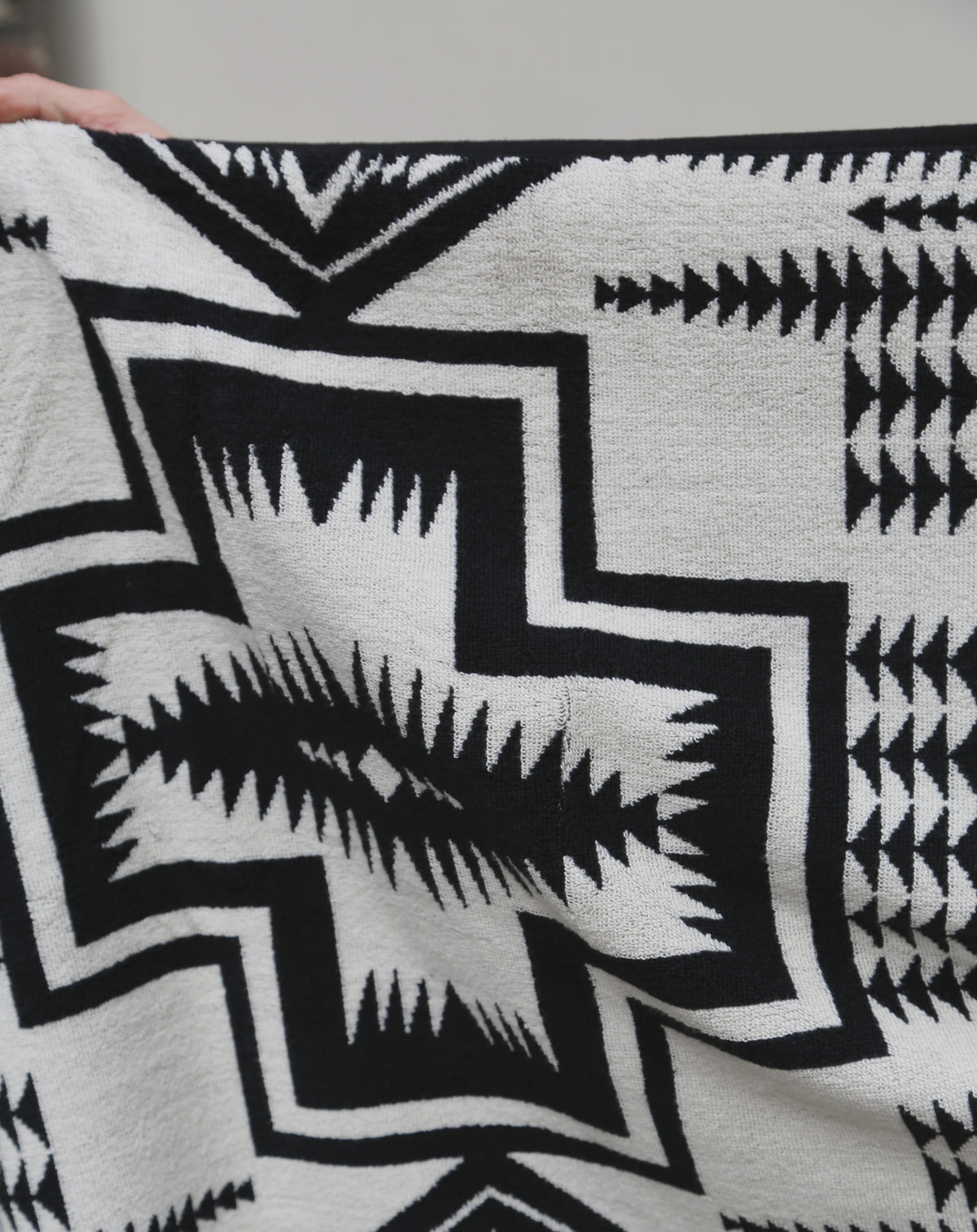 Pendleton Adult Jacquard Hooded Towel Harding Black (XB248 55214)