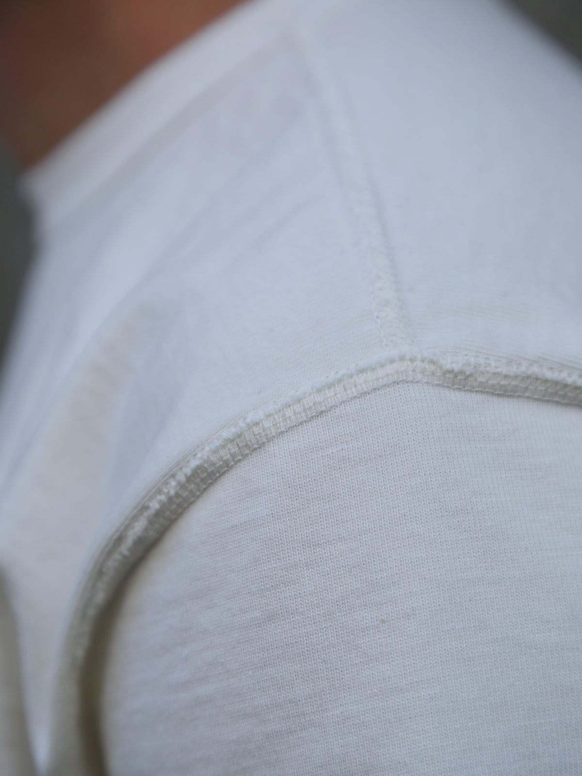 Studio d'Artisan Suvin Gold T-Shirt – White (8173)