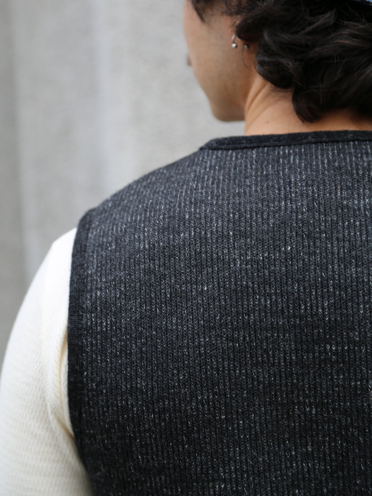 Fleurs de Bagne Le Gilet “Emile" – Charcoal