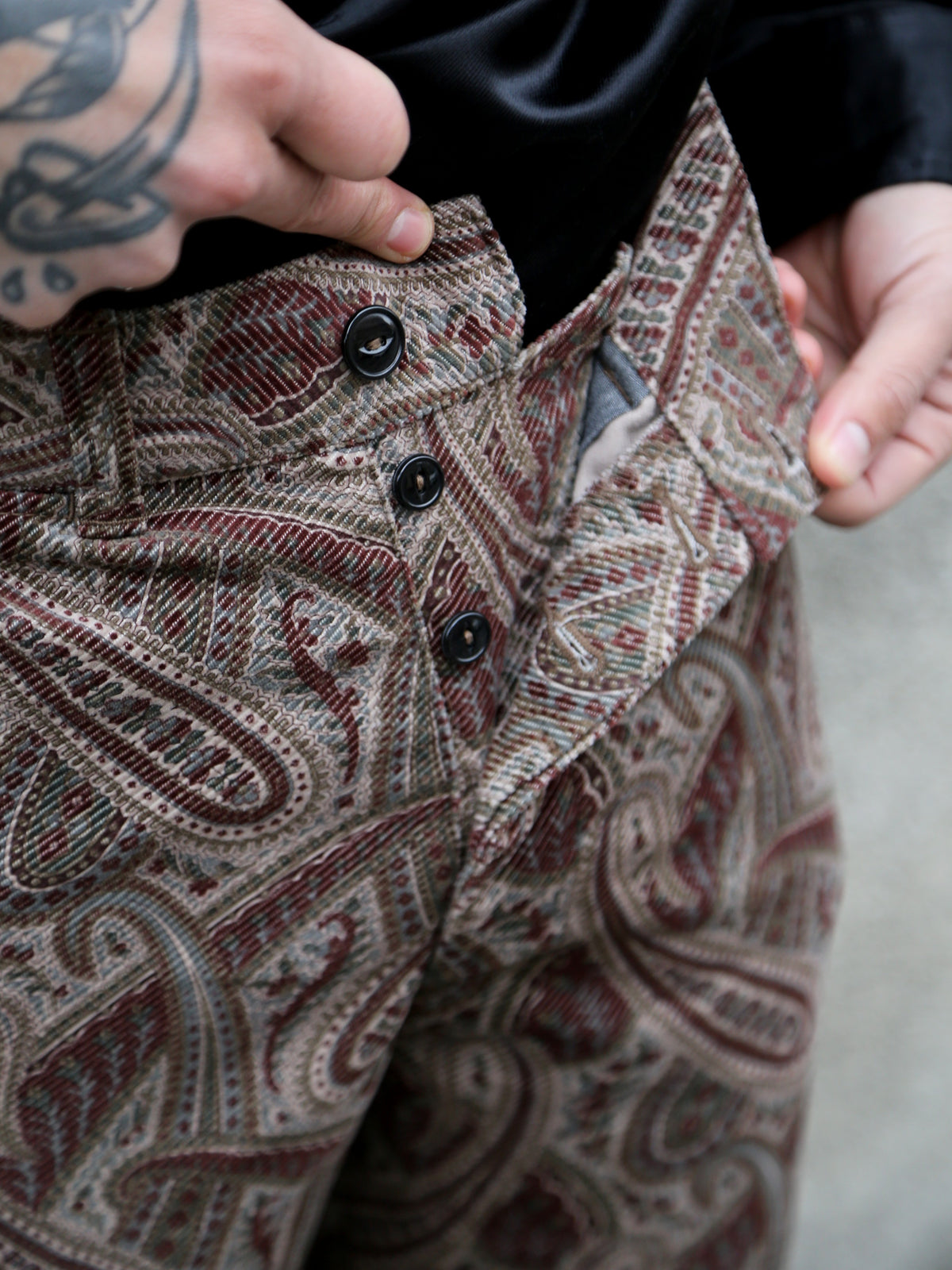 Black Sign Slant Cord Paisley Harbor Trousers – Sand Beige x Bordeaux (BSFP-25509)