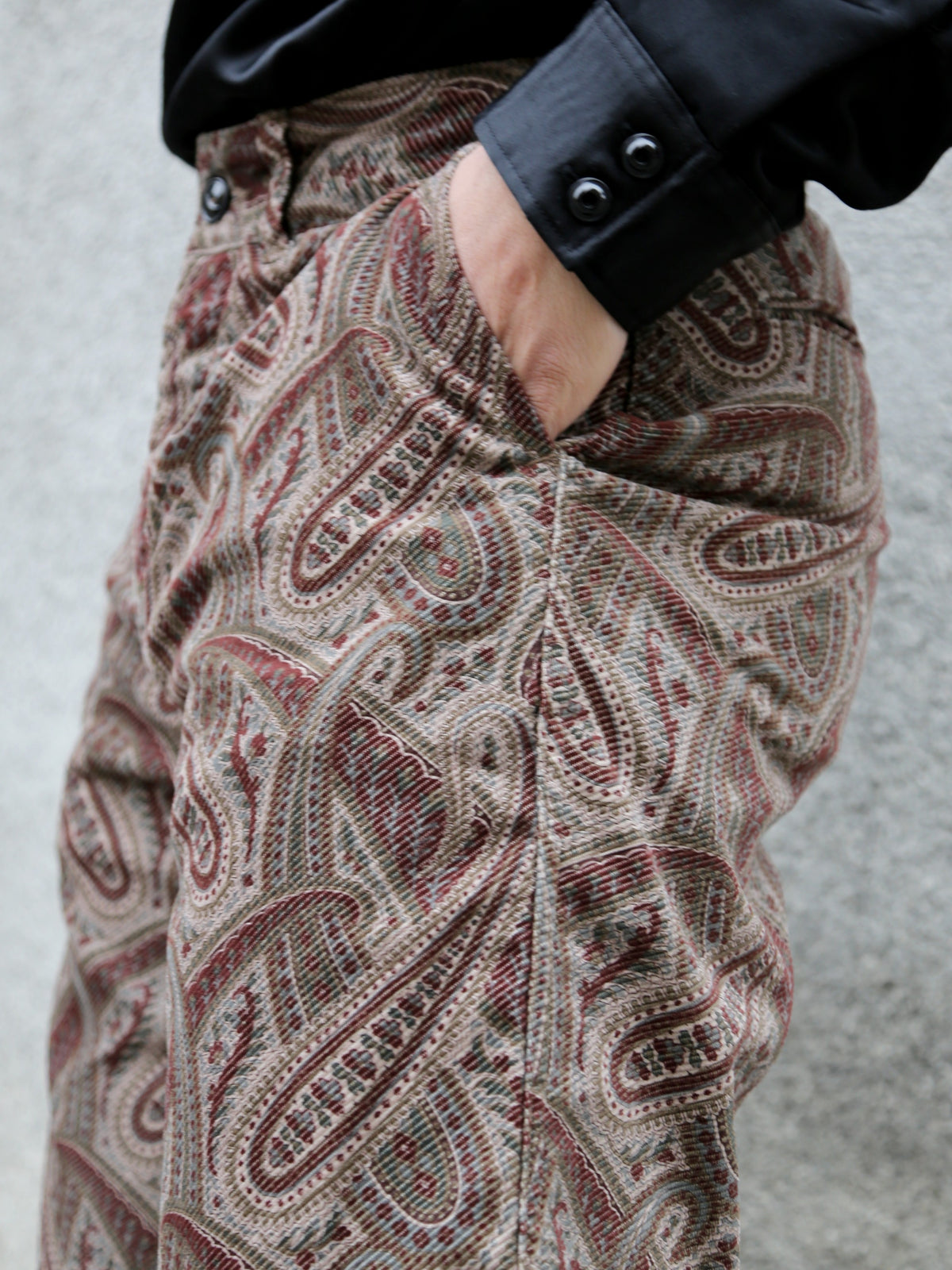 Black Sign Slant Cord Paisley Harbor Trousers – Sand Beige x Bordeaux (BSFP-25509)