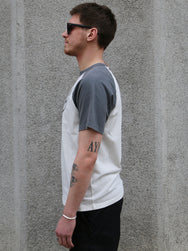 Nudie Jeans Roy Raglan T-Shirt Take It Easy – Offwhite/Black (132006)