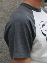 Nudie Jeans Roy Raglan T-Shirt Take It Easy – Offwhite/Black (132006)