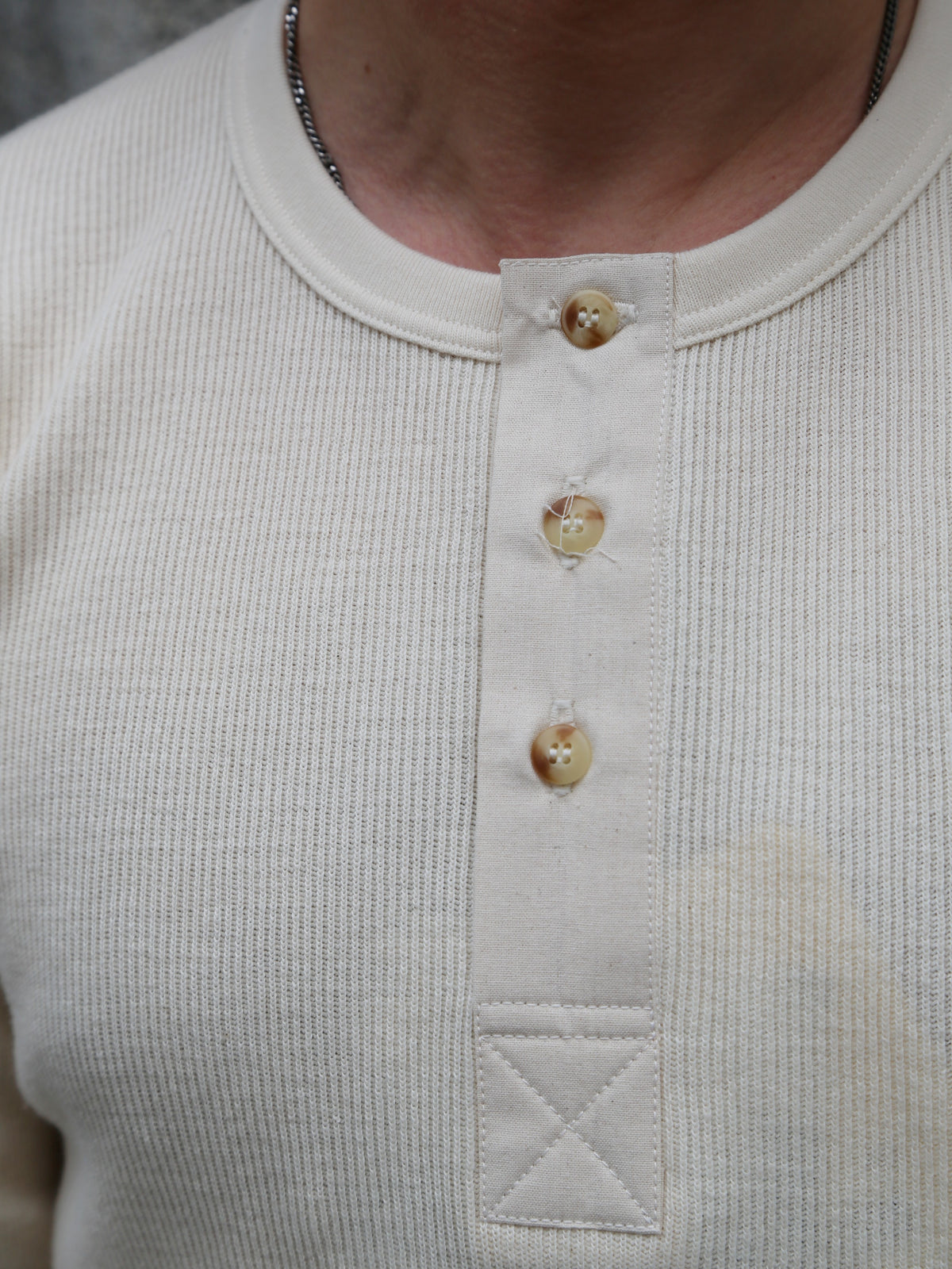 Hermansson Folktrikå Ribbed Henley – Ecru (001)