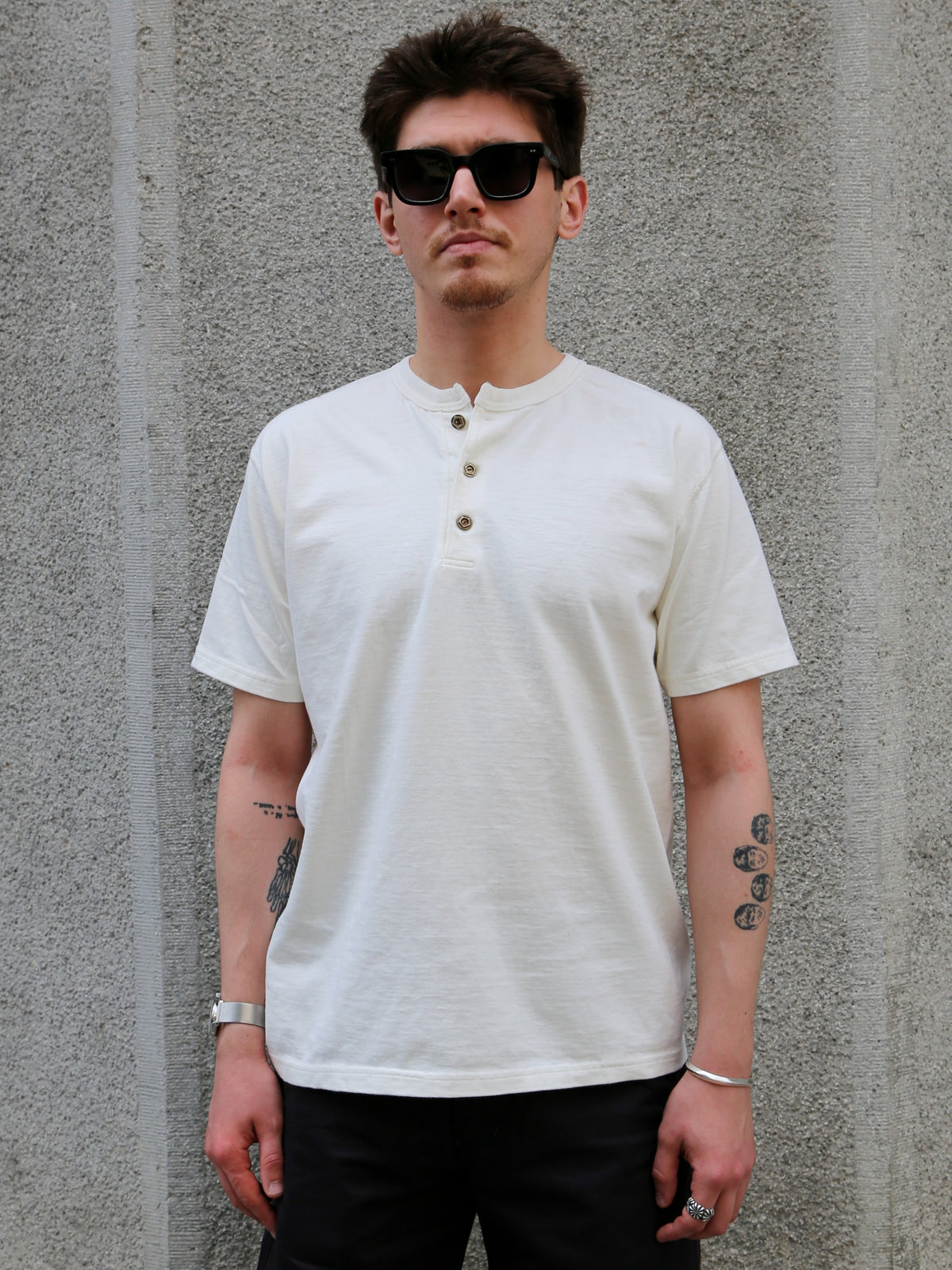 Studio d'Artisan Suvin Gold Henley – White (8174)