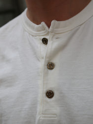 Studio d'Artisan Suvin Gold Henley – White (8174)