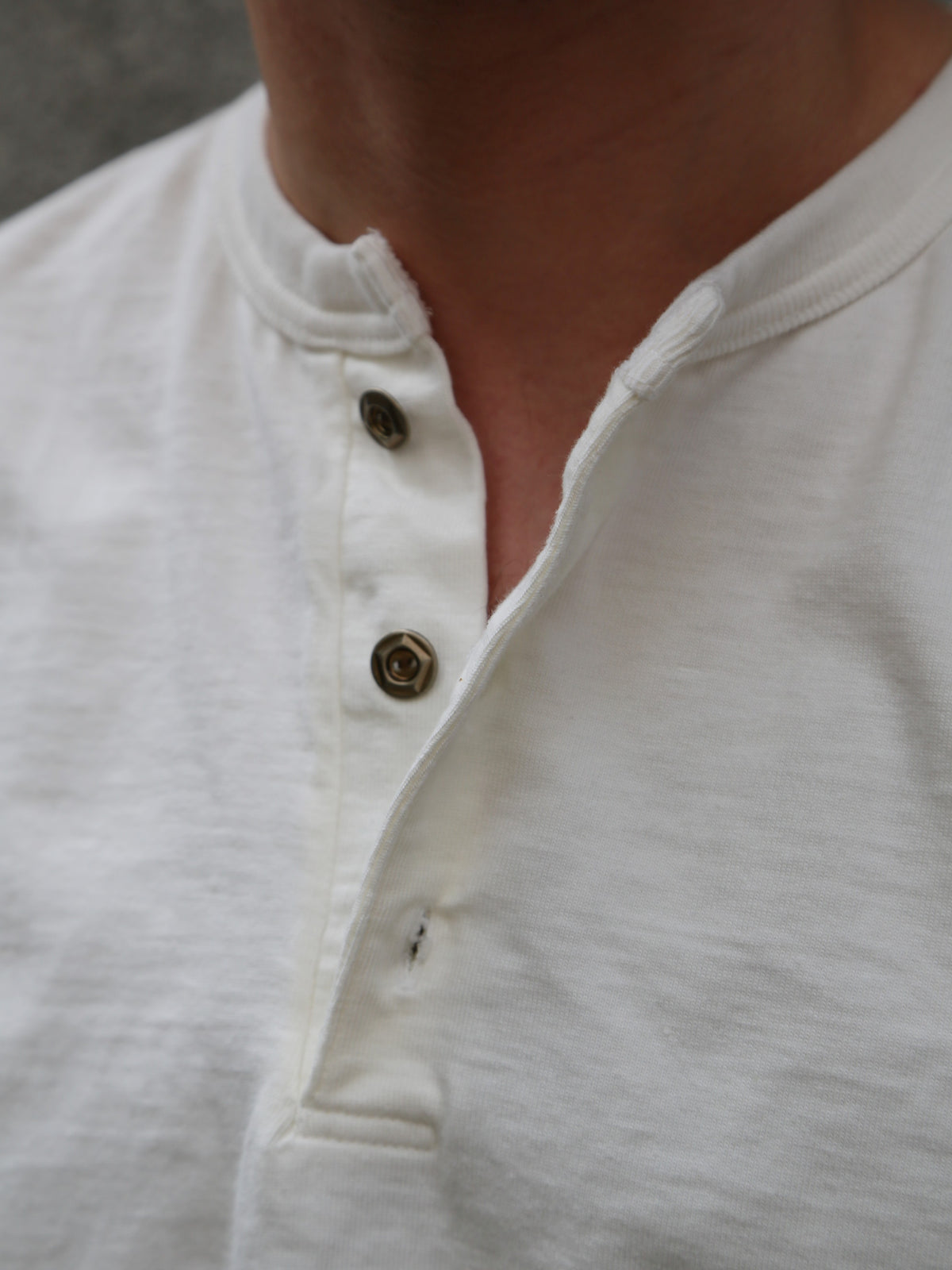 Studio d'Artisan Suvin Gold Henley – White (8174)