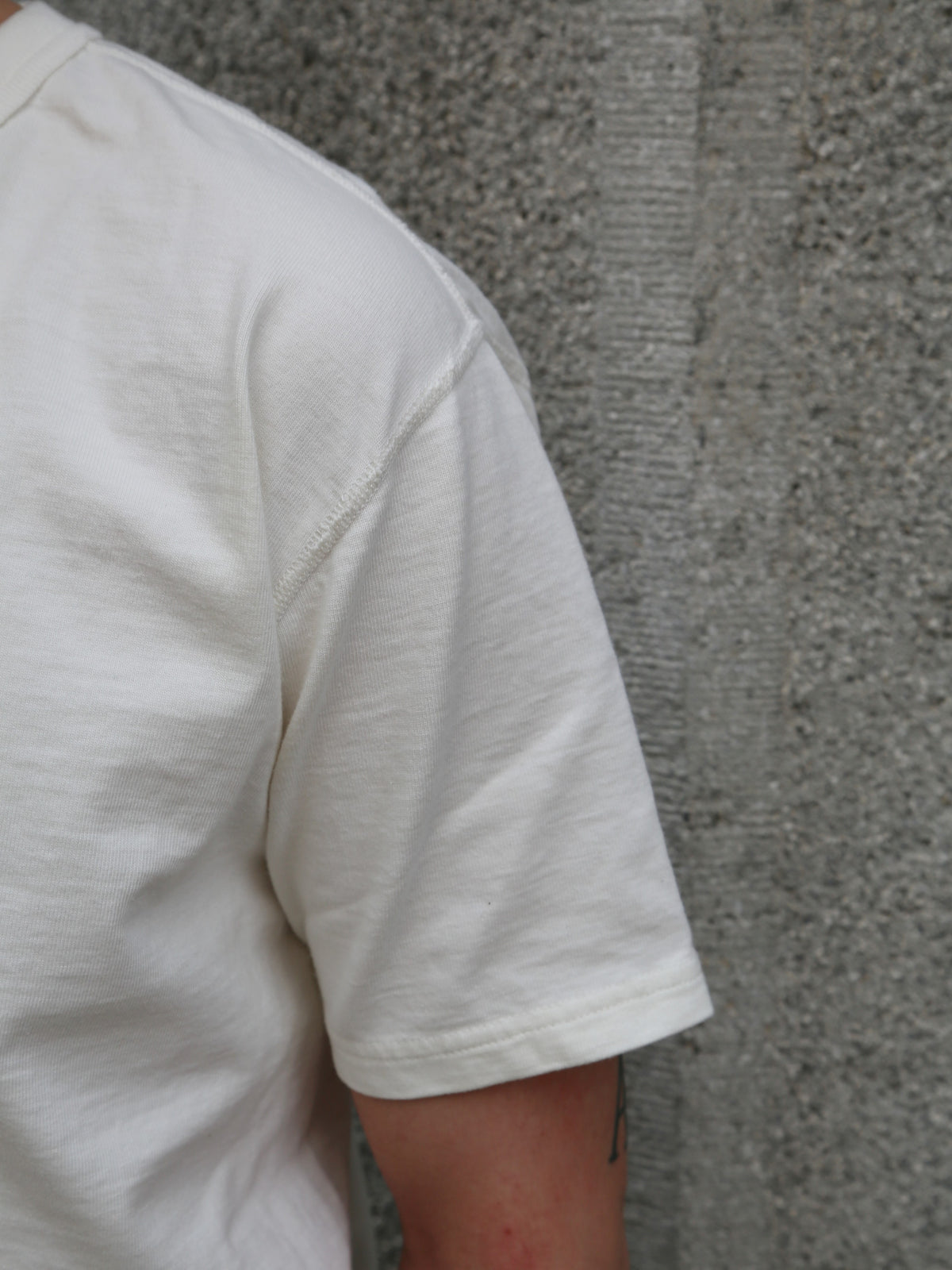Studio d'Artisan Suvin Gold Henley – White (8174)