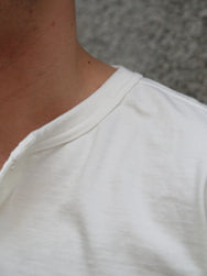Studio d'Artisan Suvin Gold Henley – White (8174)