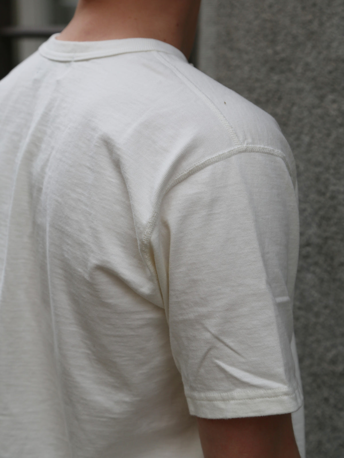 Studio d'Artisan Suvin Gold Henley – White (8174)