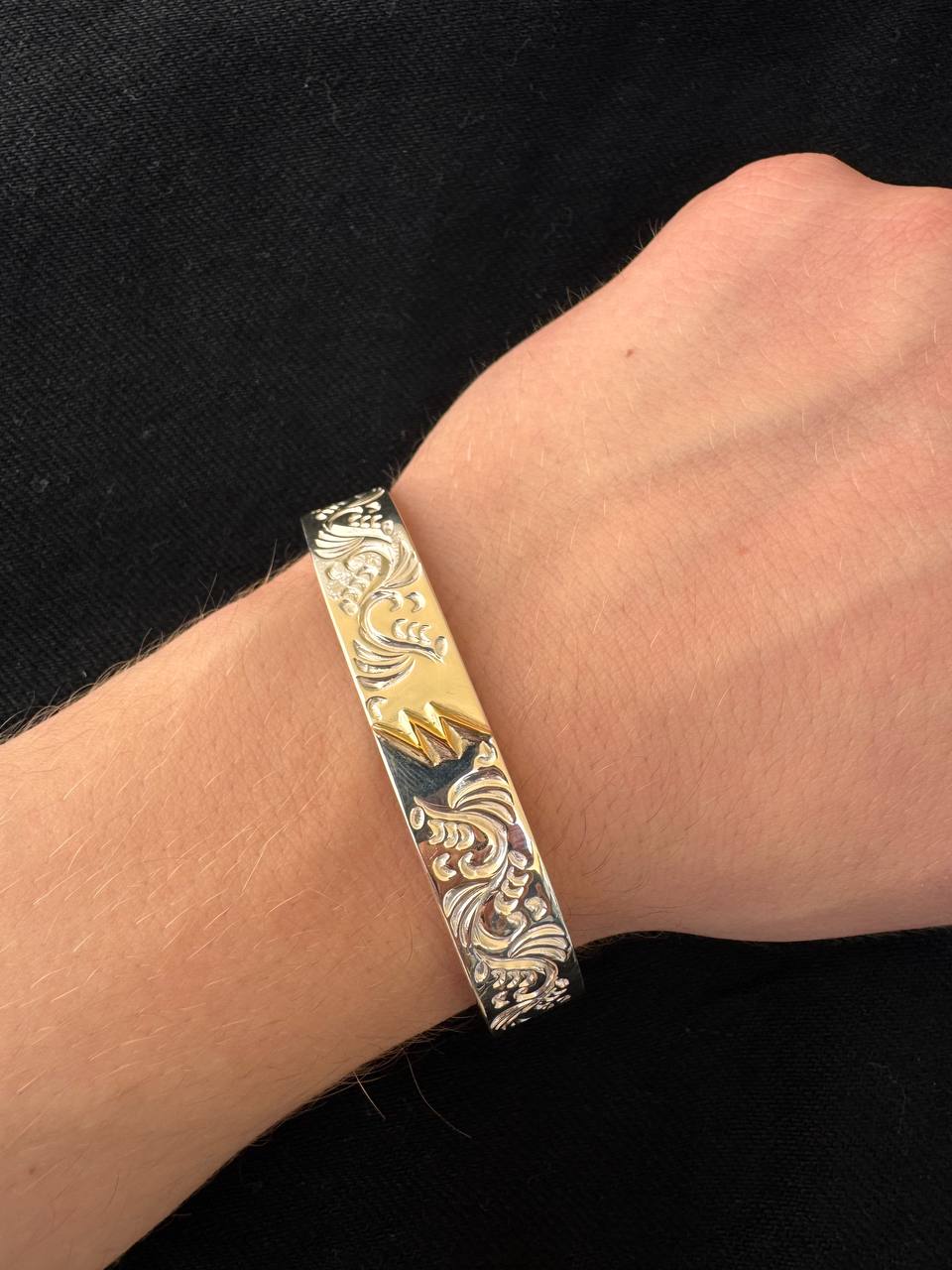 First Arrow's 12mm Arabesque-Engraved Bangle with K18 Lightning Motif – (BR-378)