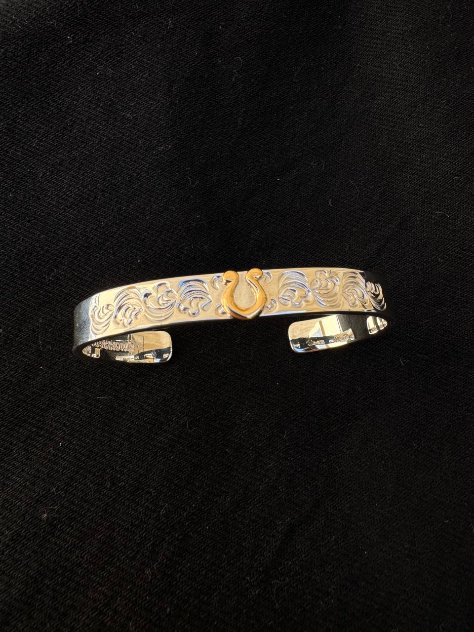 First Arrow's K18 Horseshoe 8mm Engraved Arabesque Bangle – (BR-389)