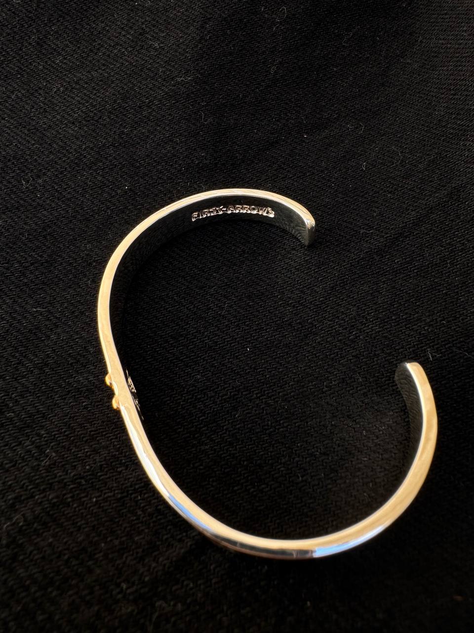 First Arrow's K18 Horseshoe 8mm Engraved Arabesque Bangle – (BR-389)