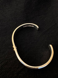 First Arrow's K18 Horseshoe 8mm Engraved Arabesque Bangle – (BR-389)