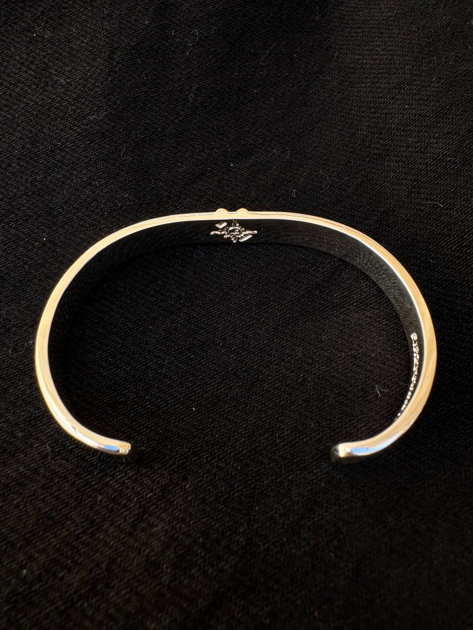 First Arrow's K18 Horseshoe 8mm Engraved Arabesque Bangle – (BR-389)