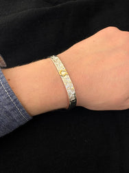 First Arrow's K18 Horseshoe 8mm Engraved Arabesque Bangle – (BR-389)