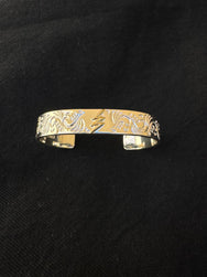 First Arrow's 12mm Arabesque-Engraved Bangle with K18 Lightning Motif – (BR-378)