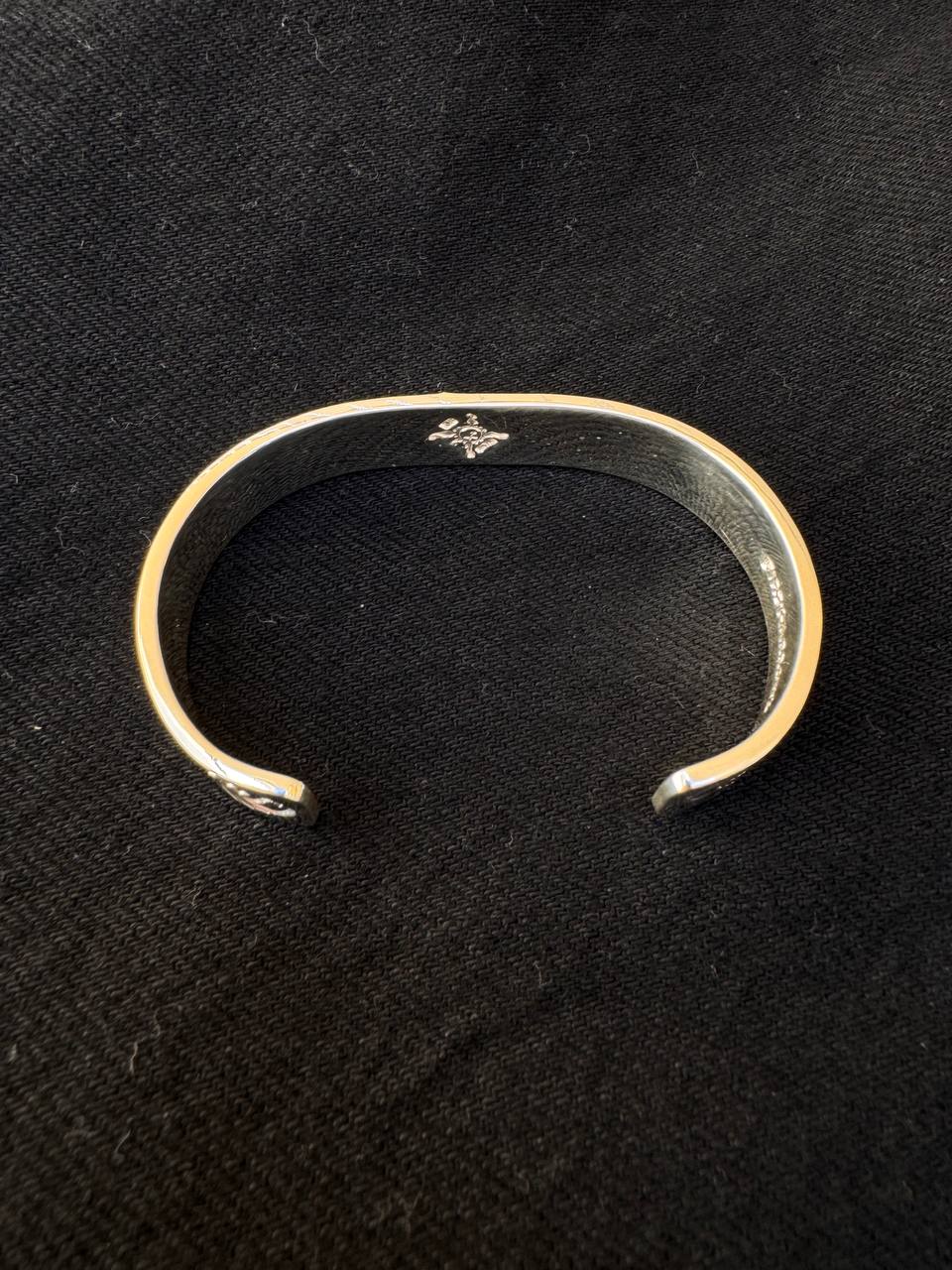First Arrow's 12mm Arabesque-Engraved Bangle with K18 Lightning Motif – (BR-378)