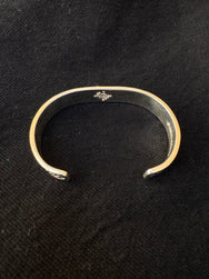 First Arrow's 12mm Arabesque-Engraved Bangle with K18 Lightning Motif – (BR-378)
